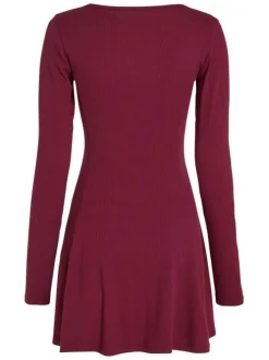 Robe courte en coton bordeaux côtelée à coupe patineuse et à col rond boutonné