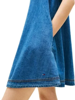 Robe courte en coton indigo unie avec une coupe trapèze et un col rond