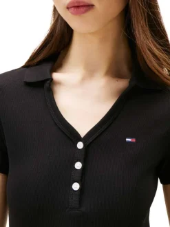 Robe courte en coton noire uni avec une coupe droite et des boutons
