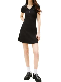 Robe courte en coton noire uni avec une coupe droite et des boutons