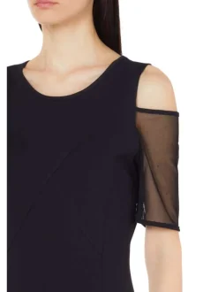 Robe courte en coton noire unie avec une coupe droite et un col rond