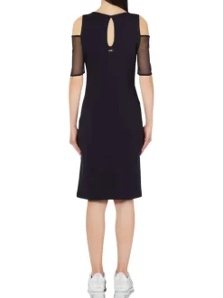 Robe courte en coton noire unie avec une coupe droite et un col rond