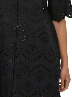 Robe courte en coton noire unie pourvue de broderie anglaise