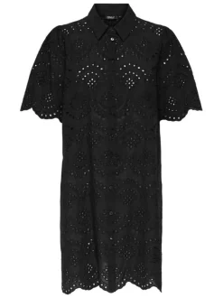 Robe courte en coton noire unie pourvue de broderie anglaise