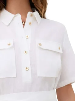 Robe courte en lin blanche pourvue d'un col à revers et de manches courtes