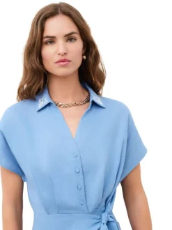 Robe courte en lin bleue à coupe droite pourvue d'un col à revers en v
