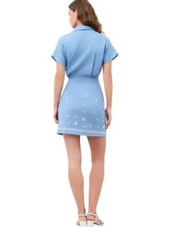 Robe courte en lin bleue à coupe droite pourvue d'un col à revers en v