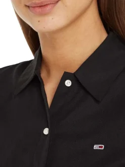 Robe courte en lin mélangé noire unie avec une coupe ajustée et un col italien