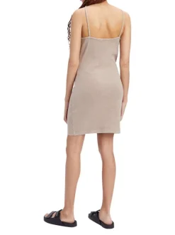 Robe courte à fines bretelles en coton beige unie avec un col ras du cou croisé