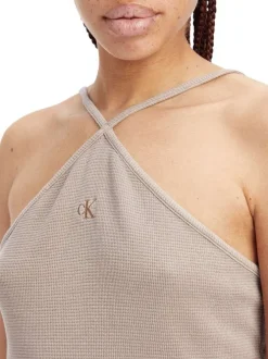 Robe courte à fines bretelles en coton beige unie avec un col ras du cou croisé