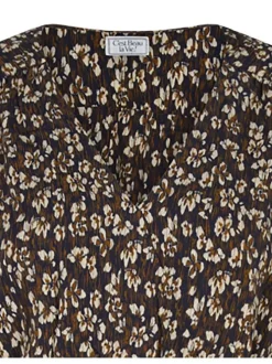 Robe courte fleurie avec une coupe droite un col v et des manches longues