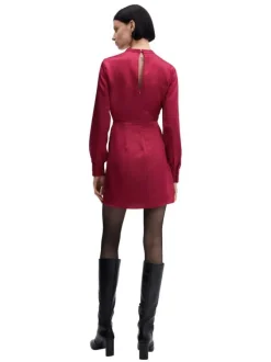 Robe courte framboise avec une coupe fluide un col rond et manches bouffantes