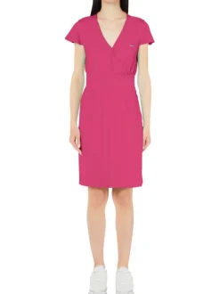 Robe courte fuchsia unie coupe droite avec un col v et resserrée à la taille