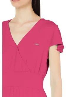 Robe courte fuchsia unie coupe droite avec un col v et resserrée à la taille