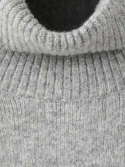 Robe courte grise effet lainage pourvue d'un col roulé et de manches longues