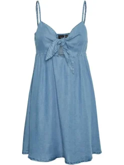 Robe courte indigo en jean avec une coupe patineuse et un col coeur