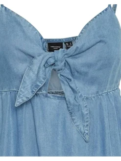 Robe courte indigo en jean avec une coupe patineuse et un col coeur