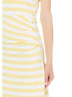 Robe courte jaune avec un col rond et des rayures jaunes et blanches