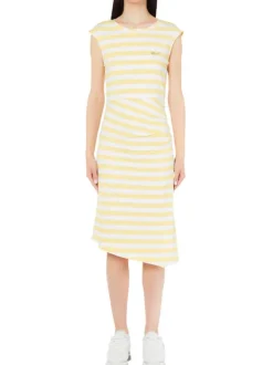Robe courte jaune avec un col rond et des rayures jaunes et blanches