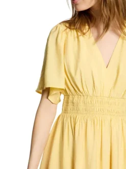 Robe courte jaune unie avec une coupe patineuse et des manches courtes