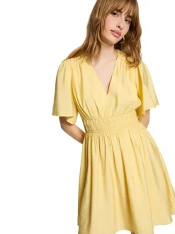 Robe courte jaune unie avec une coupe patineuse et des manches courtes