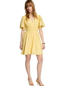 Robe courte jaune unie avec une coupe patineuse et des manches courtes