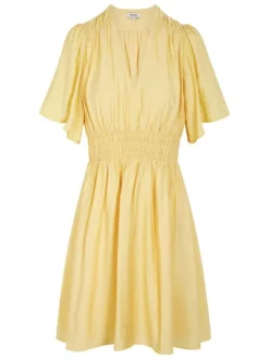 Robe courte jaune unie avec une coupe patineuse et des manches courtes