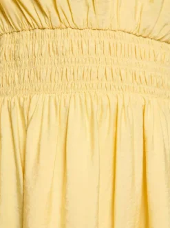 Robe courte jaune unie avec une coupe patineuse et des manches courtes