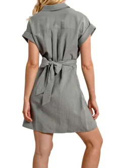 Robe courte kaki unie avec une coupe droite et un col à revers