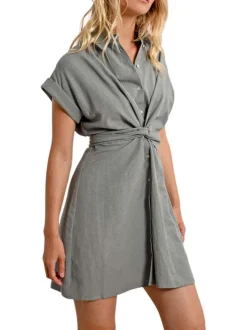 Robe courte kaki unie avec une coupe droite et un col à revers