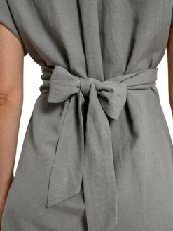 Robe courte kaki unie avec une coupe droite et un col à revers