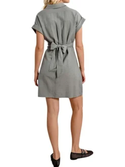 Robe courte kaki unie avec une coupe droite et un col à revers