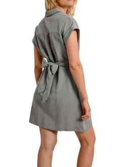 Robe courte kaki unie avec une coupe droite et un col à revers