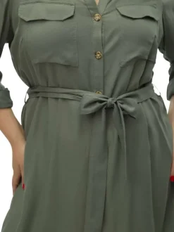Robe courte kaki unie avec une coupe fluide et un col à revers