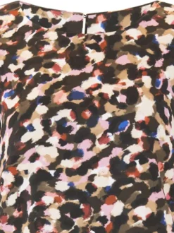 Robe courte à manches courtes multicolore imprimée avec une coupe droite et un col rond