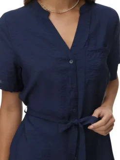 Robe courte marine à coupe droite pourvue d'un col v et de manches courtes