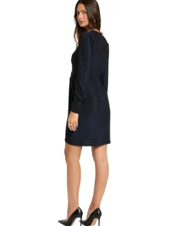 Robe courte marine incrustée de fils lurex et pourvue d'un col v