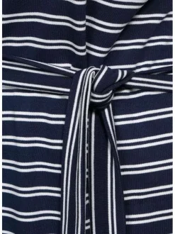 Robe courte marine rayée avec une coupe évasée à col rond et manches courtes