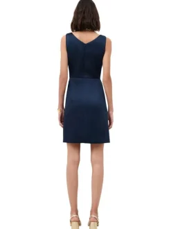Robe courte marine unie avec une coupe cintrée et un col rond