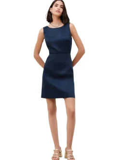 Robe courte marine unie avec une coupe cintrée et un col rond