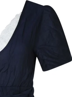 Robe courte marine unie avec une coupe droite un col v et des manches courtes