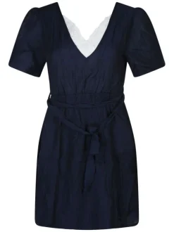 Robe courte marine unie avec une coupe droite un col v et des manches courtes