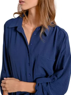 Robe courte marine unie avec une coupe droite un et col à revers