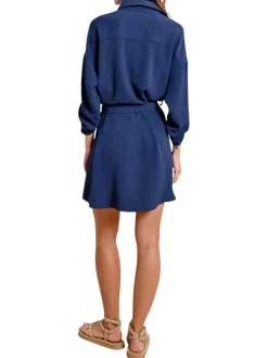 Robe courte marine unie avec une coupe droite un et col à revers