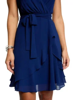Robe courte marine unie pourvue d'une coupe évasée et d'un décolleté cache-coeur