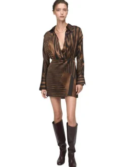 Robe courte marron rayée à coupe ajustée avec un col chemise