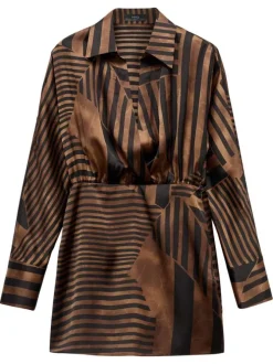 Robe courte marron rayée à coupe ajustée avec un col chemise