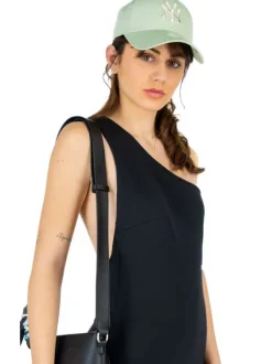 Robe courte moulante noire unie avec un col asymétrique à une seule bretelle