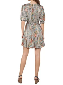 Robe courte multicolore fantaisie coupe droite avec un col v et l'extrémité des manches smockée