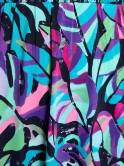 Robe courte multicolore fleurie avec une coupe droite et un col v